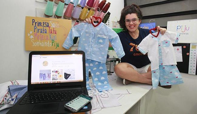 Flávia, da Piju Pijaminhas, faz contatos, negocia e vende pelos aplicativos