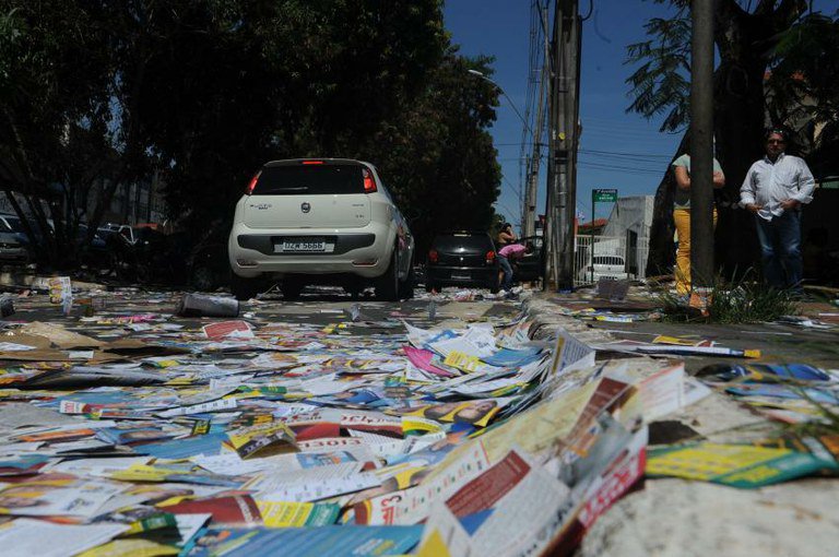 Santinhos na rua no pleito de 2014: 57 dias não serão suficientes